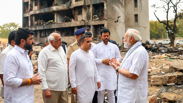 印度总理莫迪视察机场附近的坠机现场 （来源：新华社）